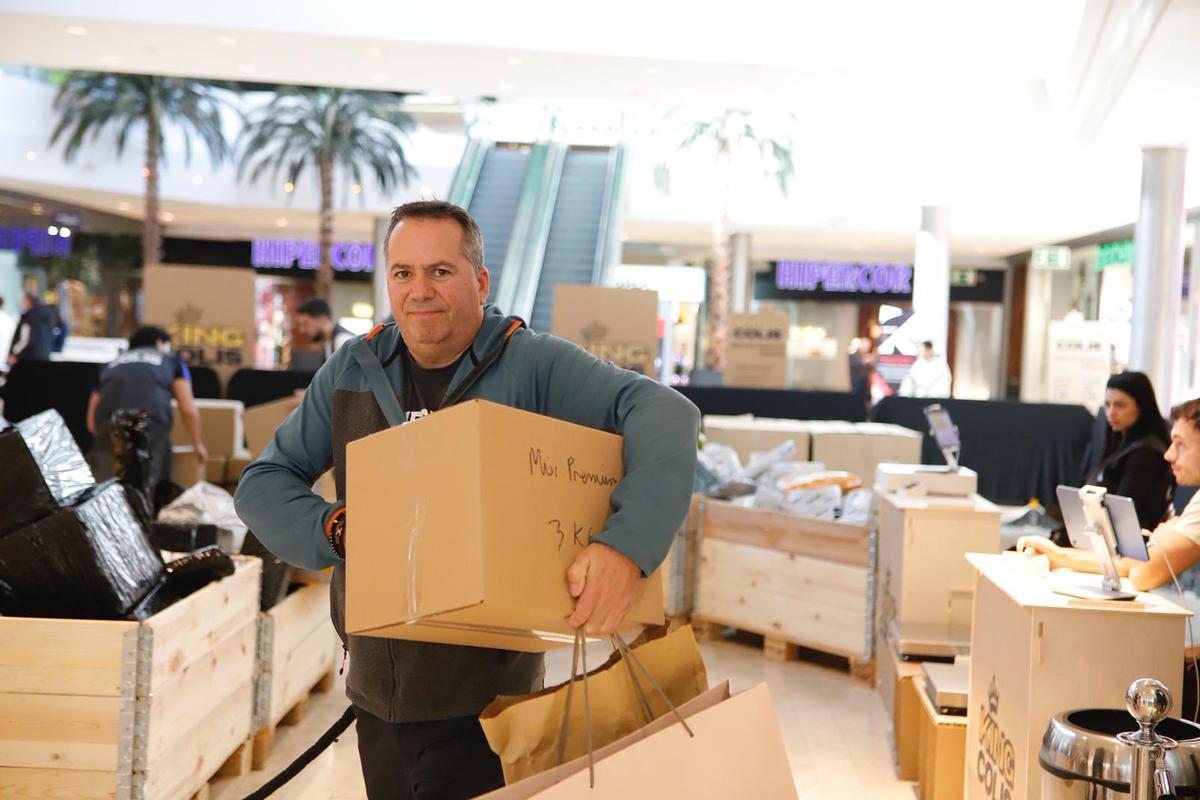 Vuelven los paquetes misteriosos a Zaragoza: "He ido a por el más grande porque sabía que algo me iba a tocar seguro"