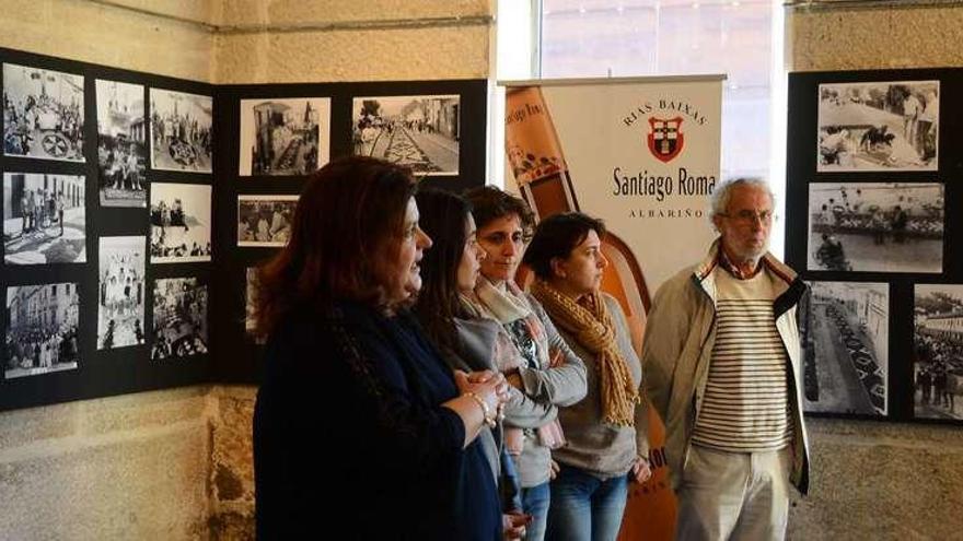 Un momento de la inauguración de la exposición de fotografías de alfombras florales en la sala Amali Domínguez Búa. // Gonzalo N.