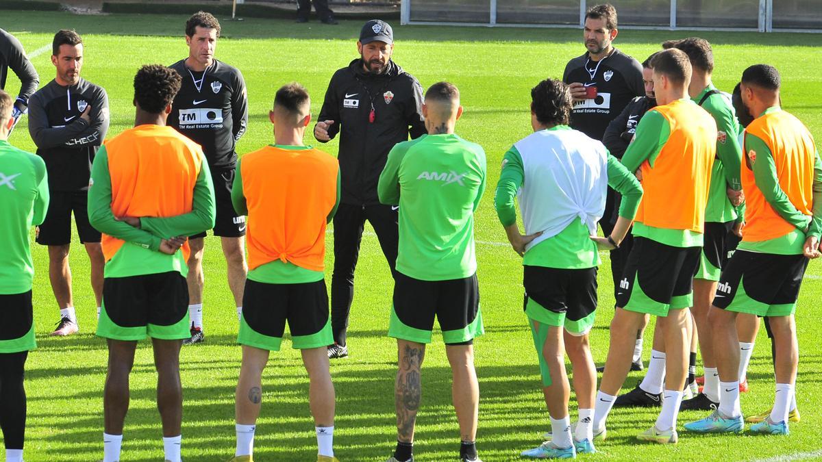 Pablo Machín se dirige a sus futbolistas durante un entrenamiento reciente.