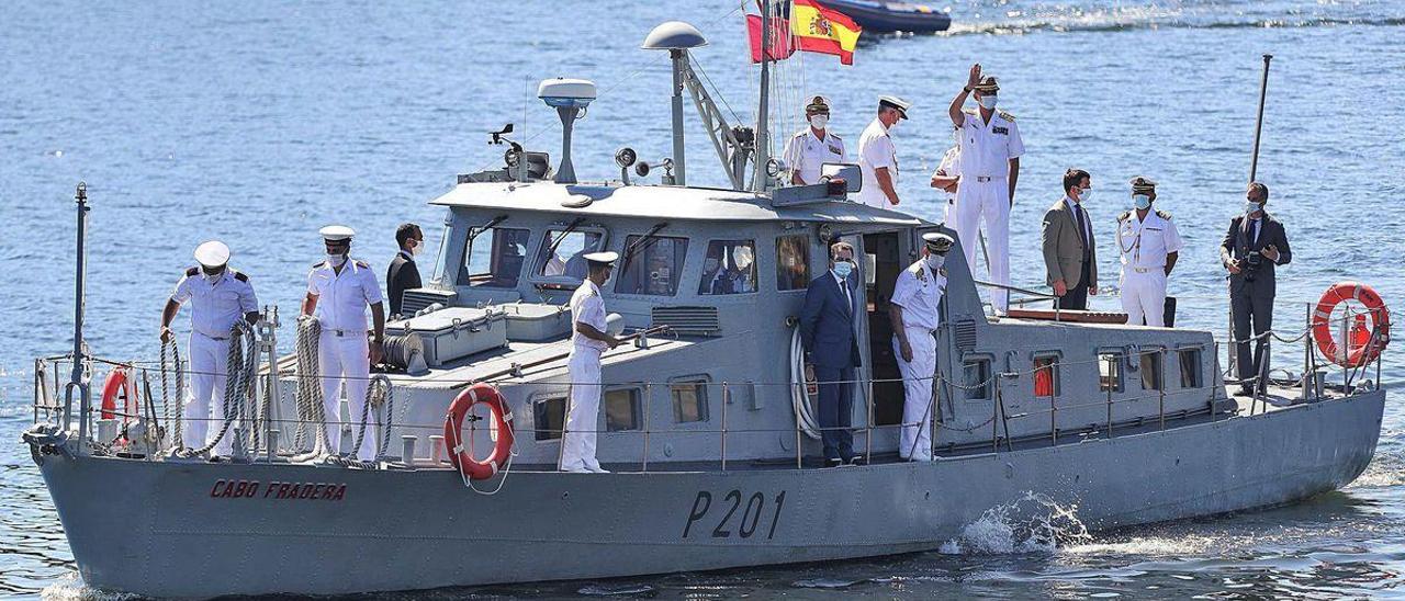 El Rey Felipe VI saluda desde el patrullero Cabo Fradera durante un paseo de 45 minutos por el Tramo Internacional del Miño.