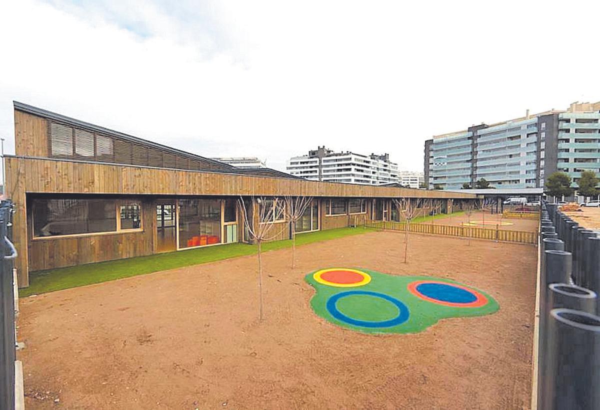 Interior del equipamiento, con una amplia zona de recreo y seis aulas.