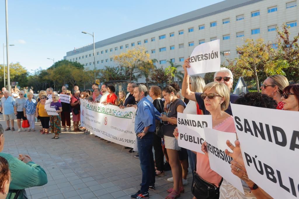 Concentración demandando la reversión del hospital de Manises