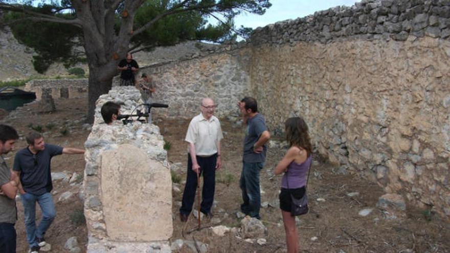 Paulí Pallàs, al centre de la imatge, explicant als organitzadors de la visita on s&#039;ubicava l&#039;oficina.