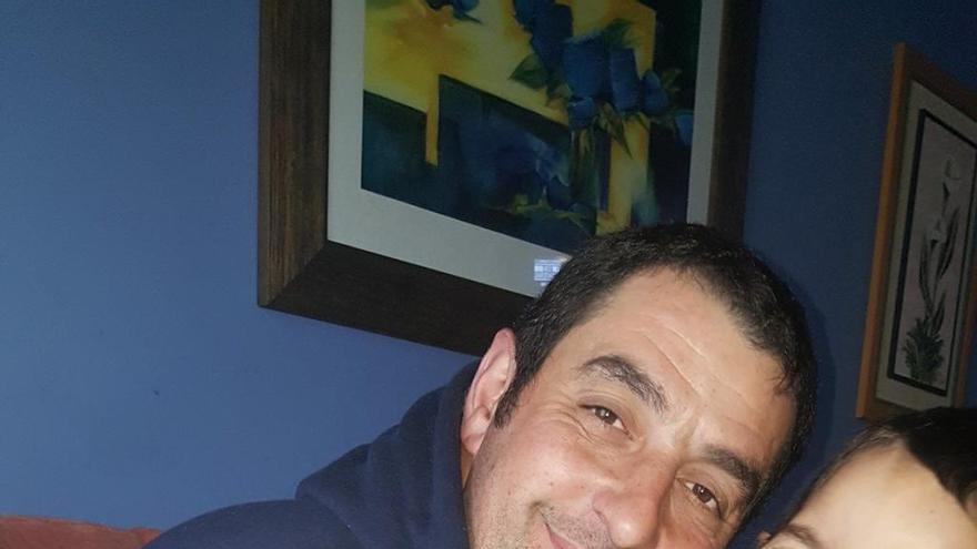 Carlos Gomes, con su hijo Kike en el momento en el que se negó a dormir la siesta y salió corriendo de su habitación para ir con sus padres.