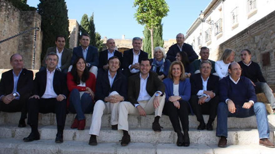 Juanma Moreno, posando con los cabezas de lista populares en Antequera.