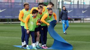 Adama, Riqui, Frenkie de Jong, Memphis y Piqué, en el entrenamiento previo al duelo con el Elche.