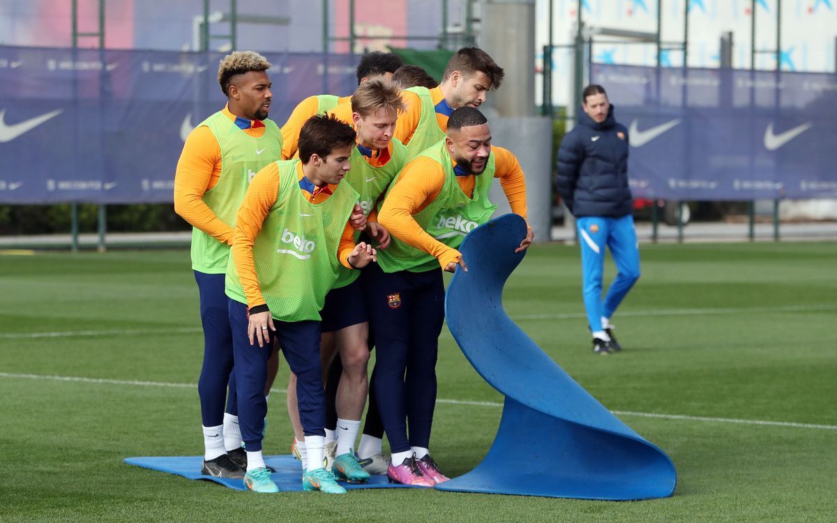 Adama, Riqui, Frenkie de Jong, Memphis y Piqué, en el entrenamiento previo al duelo con el Elche.