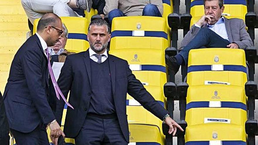 Toni Otero, secretario técnico, señala a Rocco Maiorino, nuevo director deportivo, donde debe sentarse en el palco.