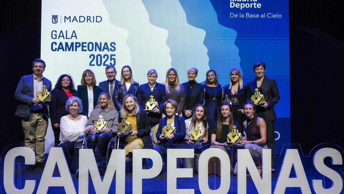 Grupo de todas las premiadas en la gala Campeonas 2025.
