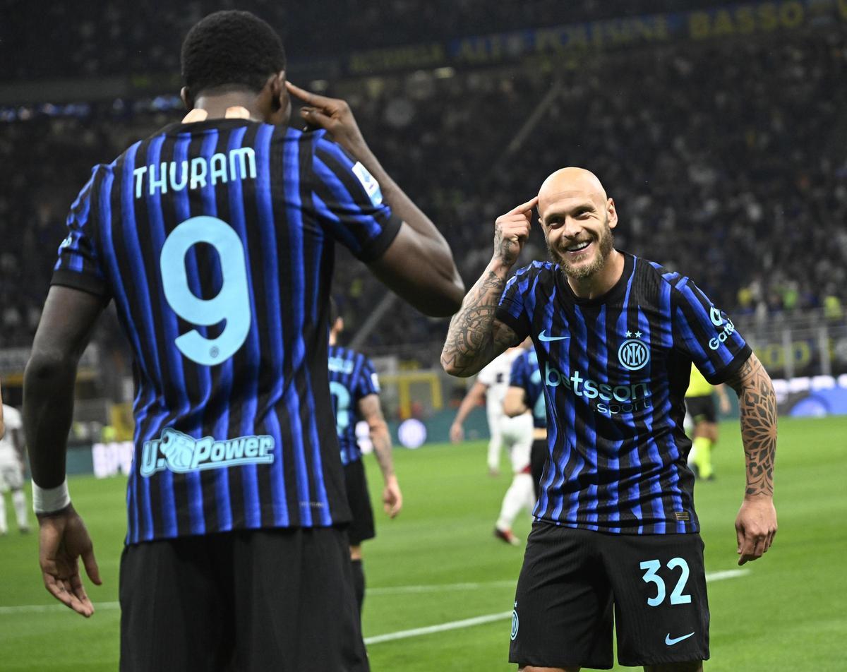 Marcus Thuram y Federico Dimarco, jugadores del Inter de Milán, celebrando un gol contra el Cagliari