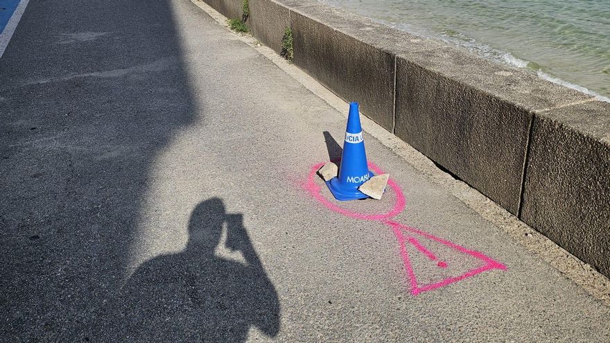 El hundimiento, ayer, señalizado con un cono.
