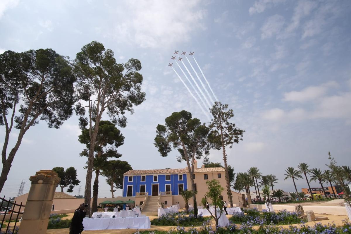 La Patrulla Águila sobrevolando la casa natalicia de Jorge Juan.