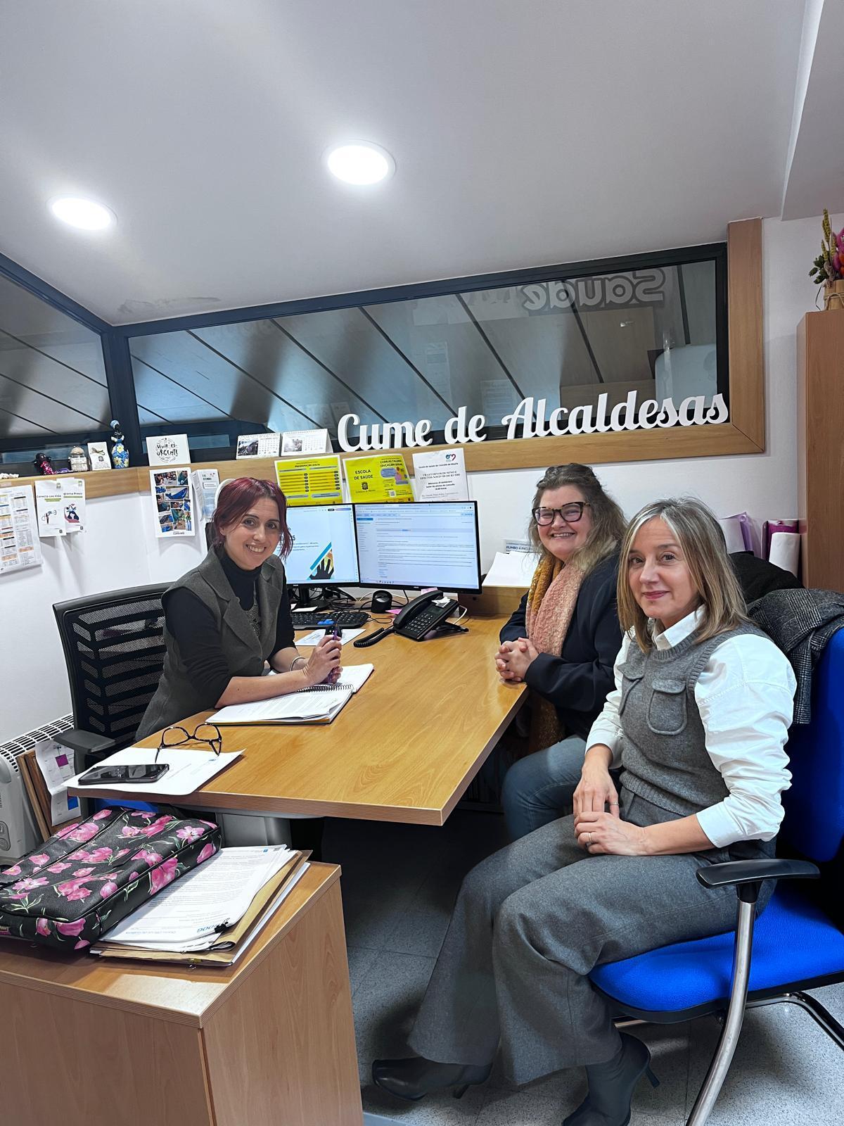 La edil con representantes de Acougo.