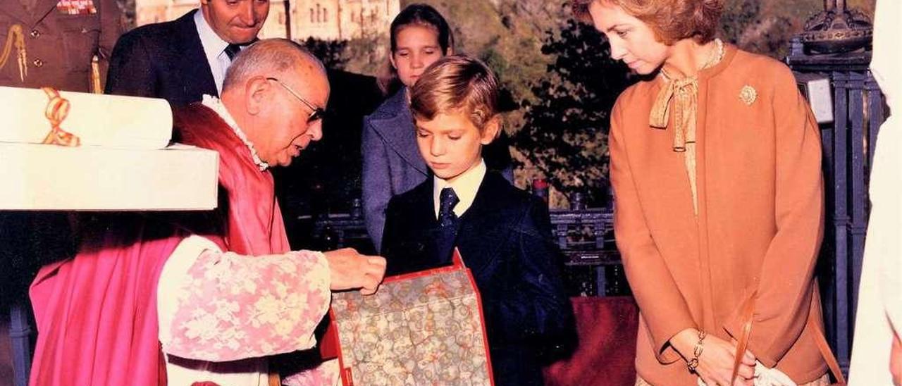 Histórico homenaje en Covadonga al Príncipe Felipe en octubre de 1976.