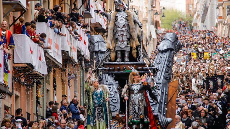 Los Moros y Cristianos de Alcoy aprueban que las mujeres sean capitanas y alféreces