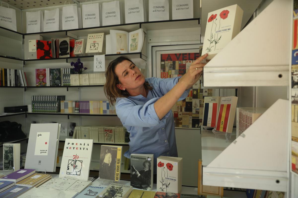 Una librera en su caseta, durante la inauguración de la Feria del Libro de Madrid.