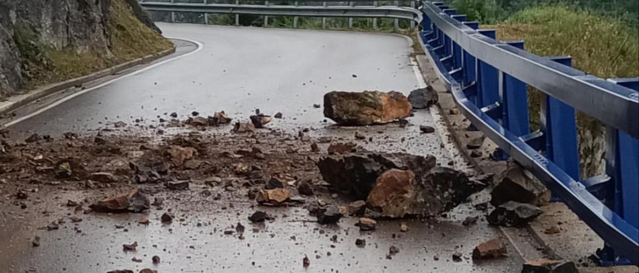 El último desprendimiento de rocas de ayer en la carretera de Pelúgano.