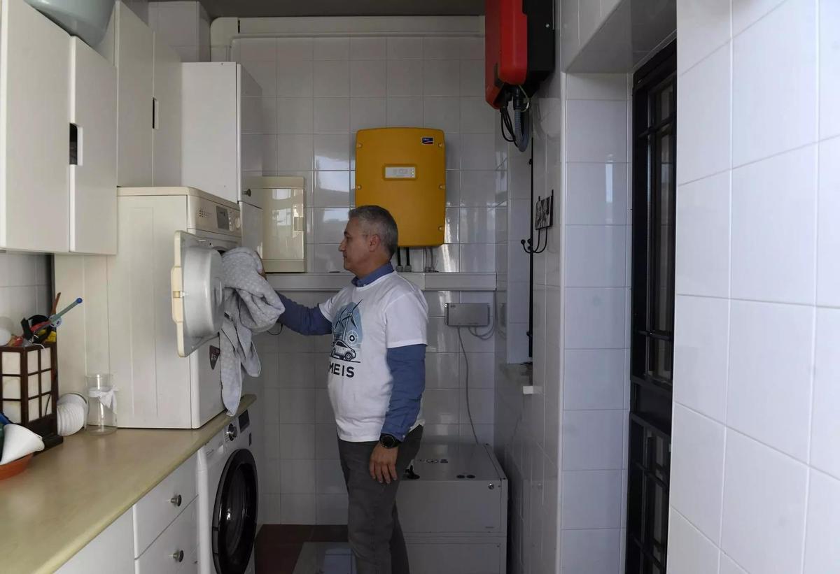 David pone la lavadora con energía generada en su vivienda.