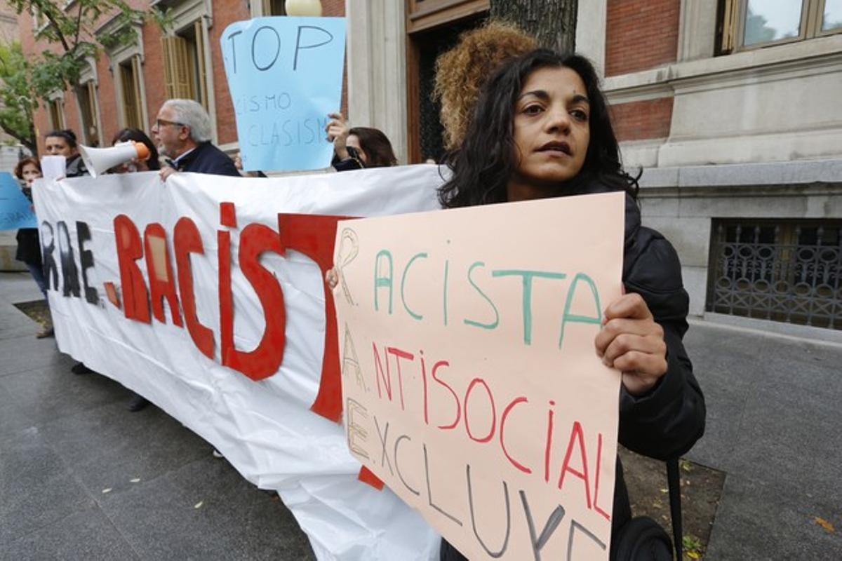 Protesta de gitanos davant la RAE. Protesta de gitanos davant la RAE.