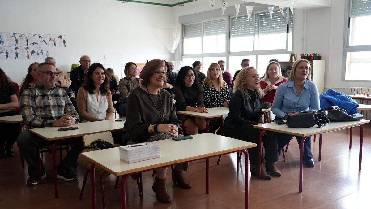 Alumnos de la promoción 1980-1990 del colegio San Agustín de Castelló regresan a las aulas en un emotivo reencuentro