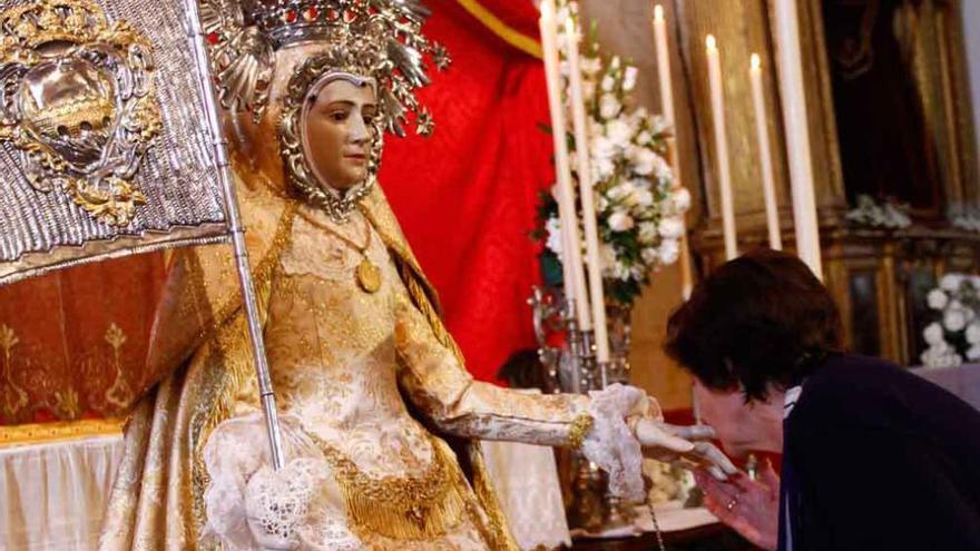 Una mujer ante La Concha durante el tradicional besamanos.