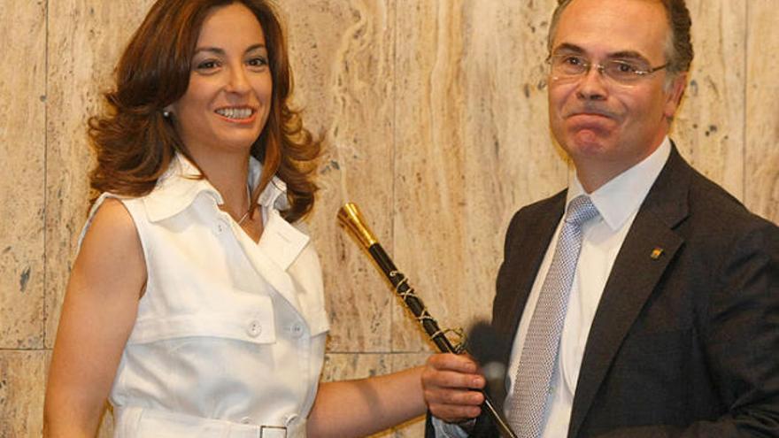 Iolanda Pineda el dia de la constitució de l&#039;Ajuntament, cedint la vara al nou alcalde, Jaume Torramadé.