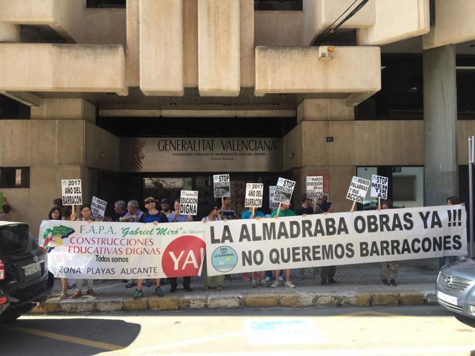 Protesta contra los barracones de La Almadraba