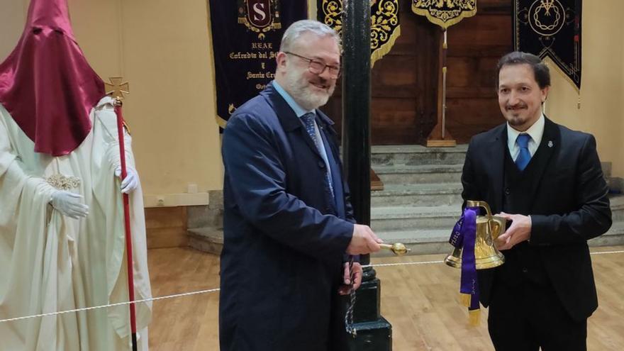 Alfredo García Quintana (a la izquierda) da la campanada de inicio a la exposición de las cofradías en Trascorrales, junto a Luis García Pevida. | V. D.