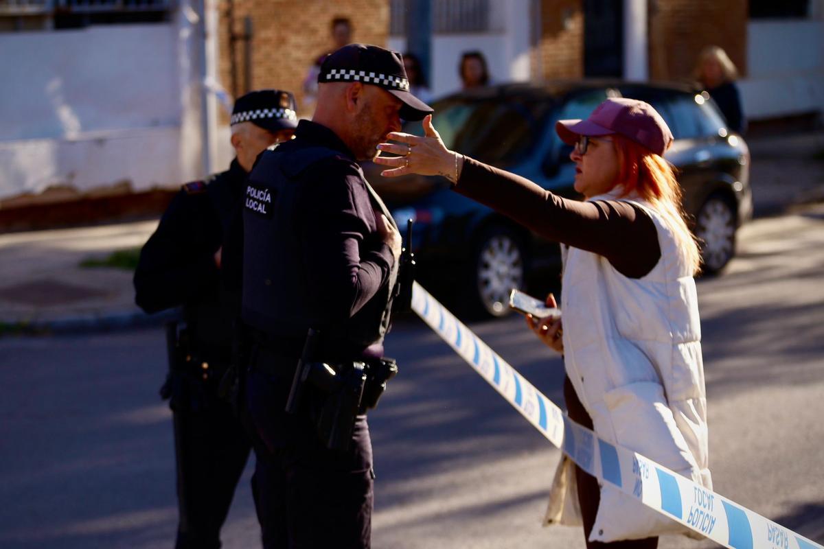 Una vecina conversa con un Policía Local en el barrio de La Fuensanta, tras el crimen ocurrido este lunes.