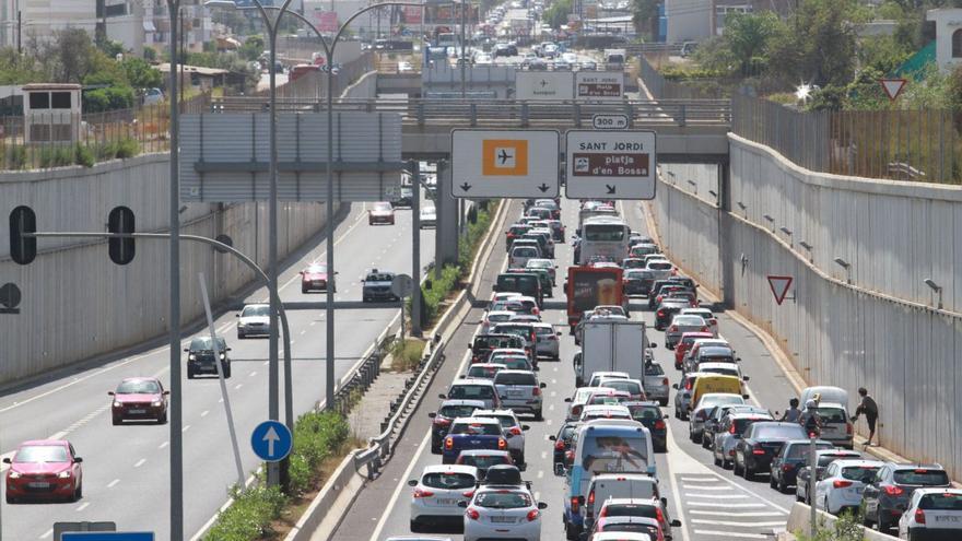 Retención de tráfico en la autovía del aeropuerto, en una imagen de archivo. | VICENT MARÍ