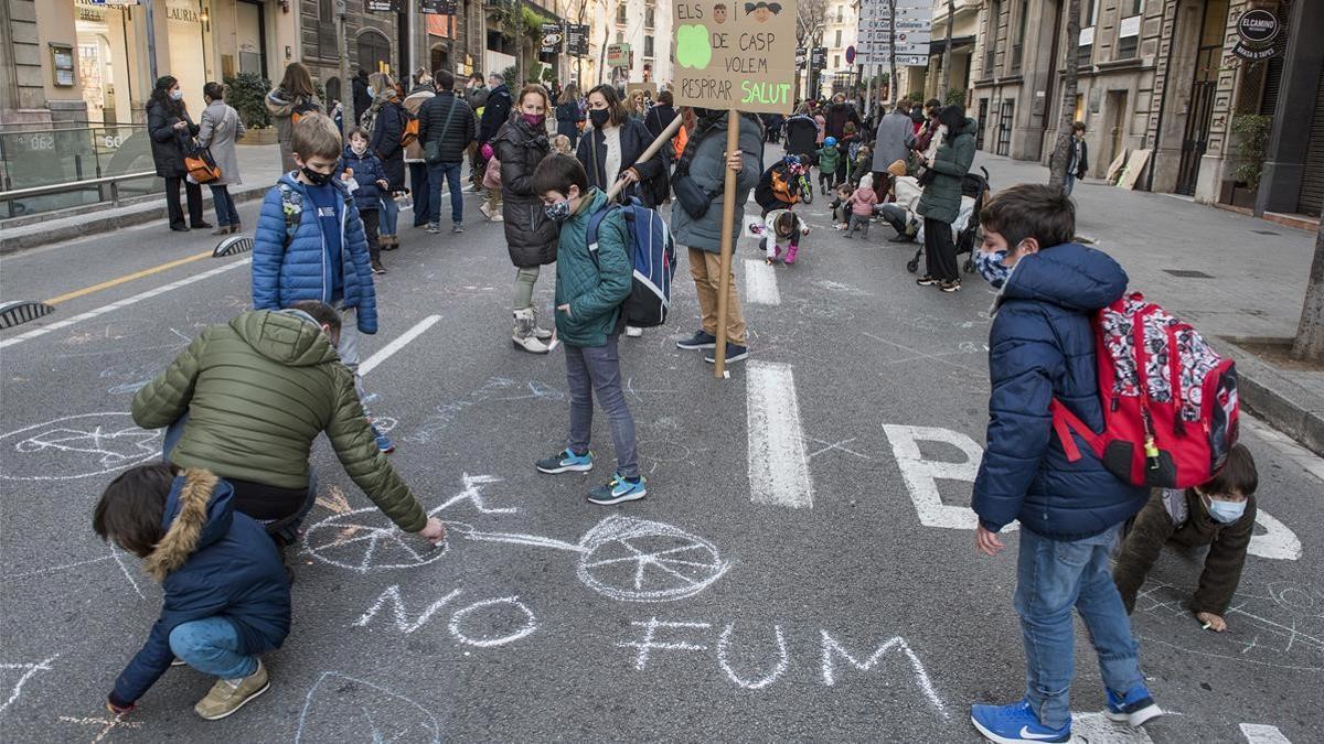 Los Jesuitas de Caspe cortan Roger de Lluria entre Caspe y Gran Via  para protestar contra la contaminación.