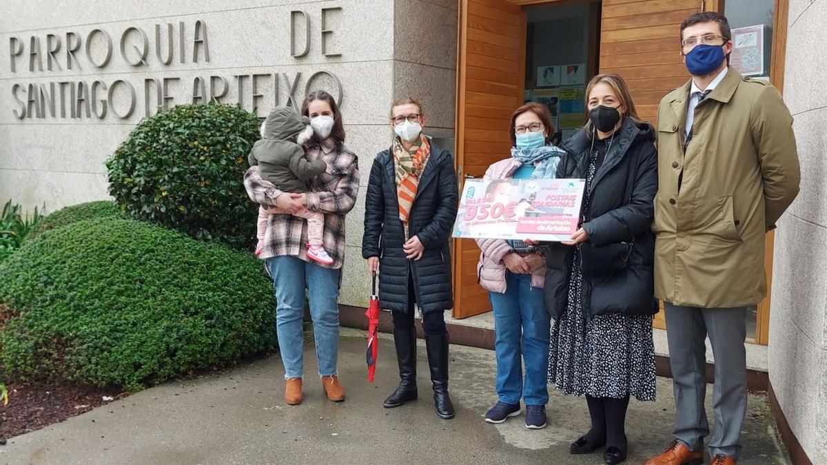 Comerciantes entregan 950 euros a Cáritas en vales para alimentos  | LA OPINIÓN