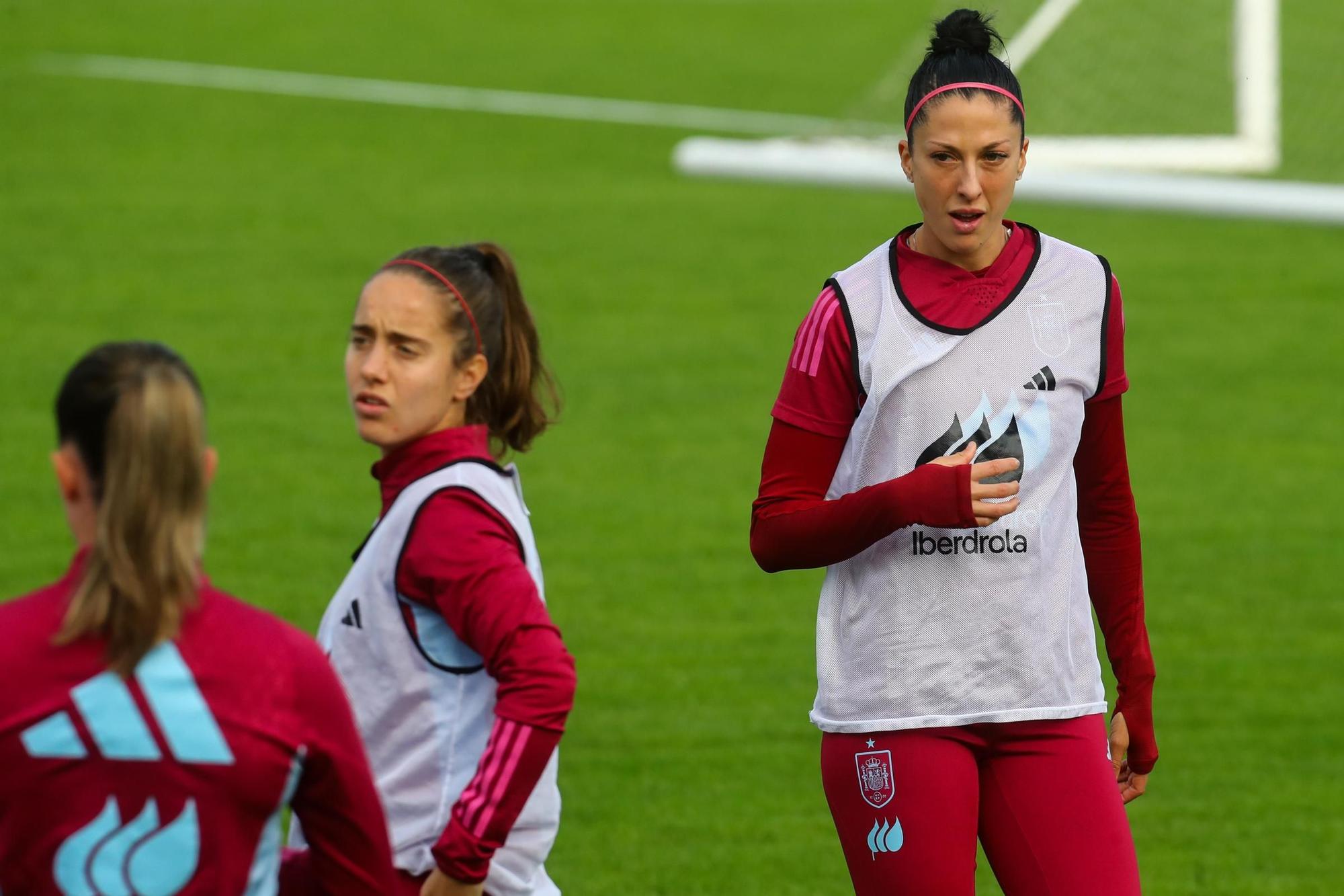 Las imágenes del histórico entrenamiento de la selección española femenina en Burgáns