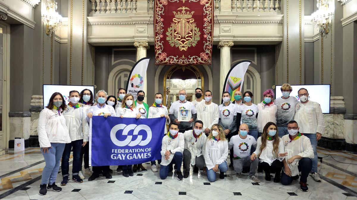 El Salón de Cristal recibió a la candidatura y la bandera de los Gay Games