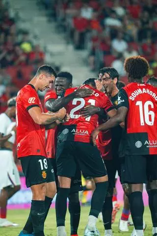 El Mallorca golea a un PSG sin internacionales