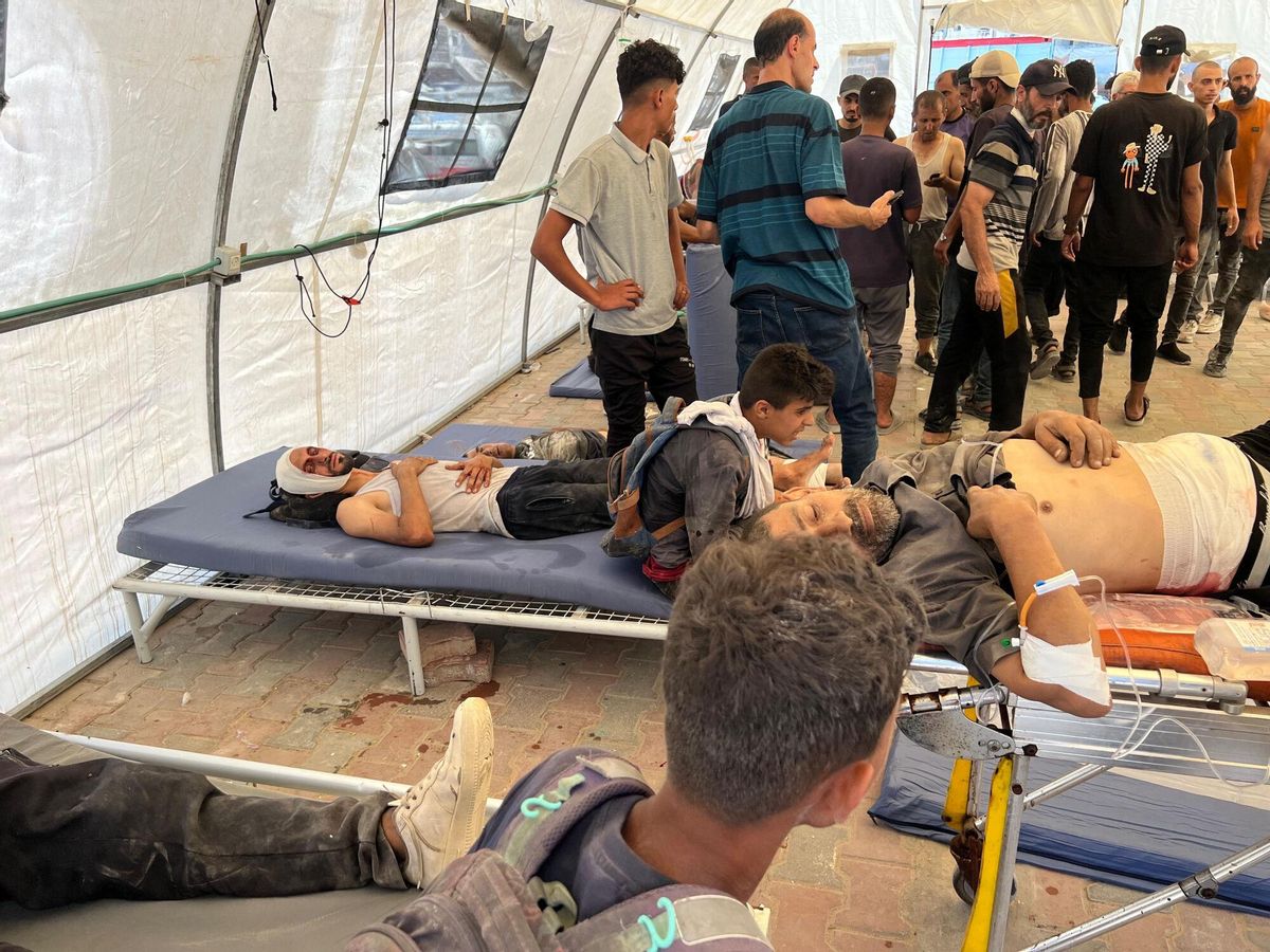 CIUDAD DE GAZA (PALESTINA), 20/07/2025.- Hospital de campaña Al Saraya de la Media Luna Roja Palestina en la ciudad de Gaza ha recibido más de 100 heridos, algunos de gravedad, después de que las fuerzas israelíes atacaran a civiles que esperaban ayuda este domingo. El Ejército israelí mató el domingo al menos a 52 gazatíes e hirió a 120 tras abrir fuego contra un grupo de personas que aguardaban la llegada de camiones con harina en la norteña urbe de Beit Lahia, mientras que dos gazatíes más fueron asesinados en Rafah (sur) cerca de uno de los puntos de distribución de ayuda respaldados por EE.UU., confirmaron a EFE fuentes médicas. EFE/Media Luna Roja Palestina / SOLO USO EDITORIAL/SOLO DISPONIBLE PARA ILUSTRAR LA NOTICIA QUE ACOMPAÑA (CRÉDITO OBLIGATORIO). SOLO USO EDITORIAL/SOLO DISPONIBLE PARA ILUSTRAR LA NOTICIA QUE ACOMPAÑA (CRÉDITO OBLIGATORIO)