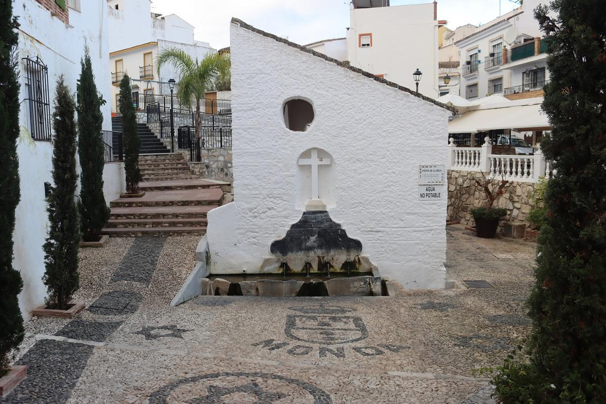 La popular fuente de la Jaula en Monda, una castellanización de la voz arabo-andalusí -al-Hawra (álamo, álamo blanco o chopo).