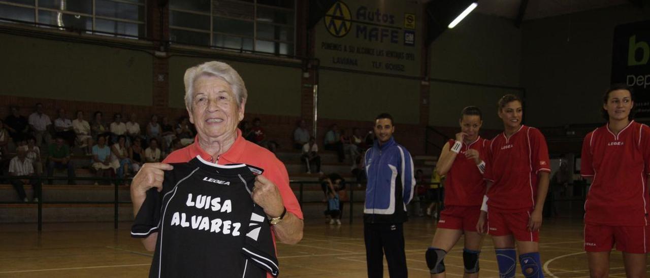 Luisa Álvarez, durante un homenaje en el polideportivo de Pola de Laviana en 2011