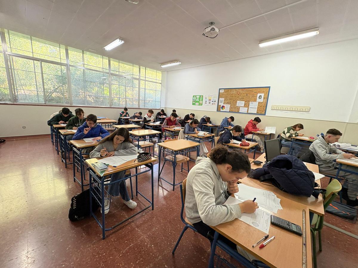 Estudiantes inscritos en la categoría juvenil de este certamen matemático.
