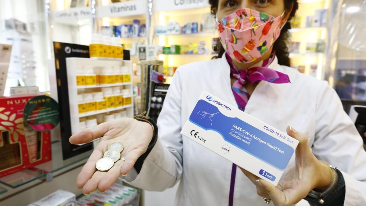 La farmacéutica zaragozana Elena brosed muestra los test de Covid a precio regulado.