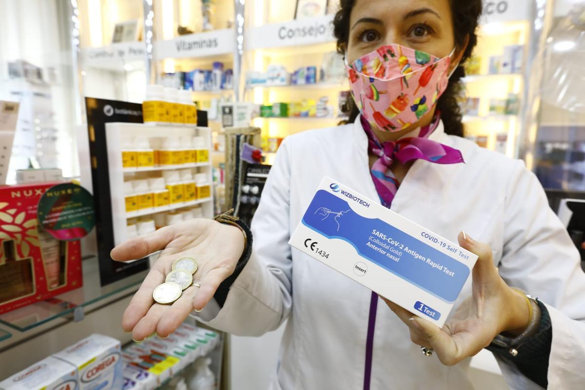 La farmacéutica zaragozana Elena brosed muestra los test de Covid a precio regulado.