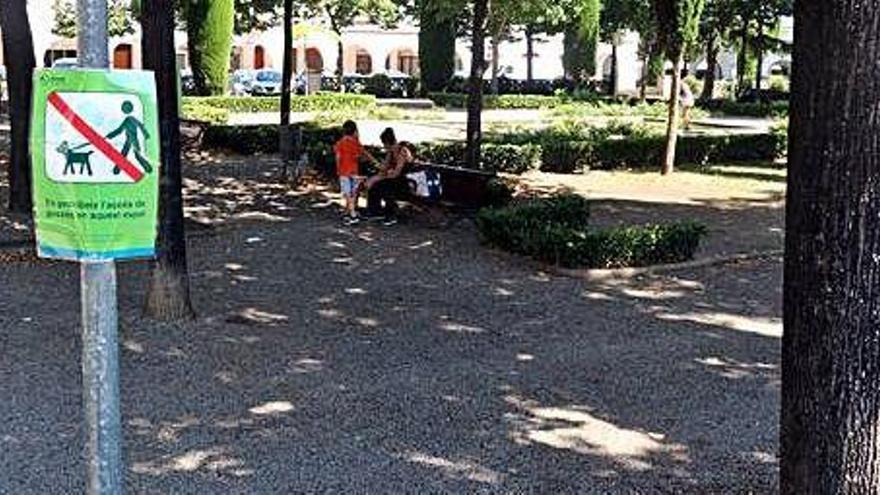 Un cartell prohibint l&#039;entrada de gossos en un parc de la ciutat de Girona.