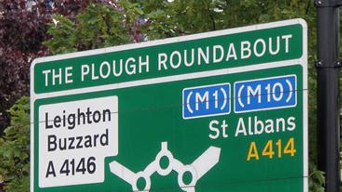 Una profesora de autoescuela se mete en una de las rotondas más complicadas del mundo y explica cómo salir del intento