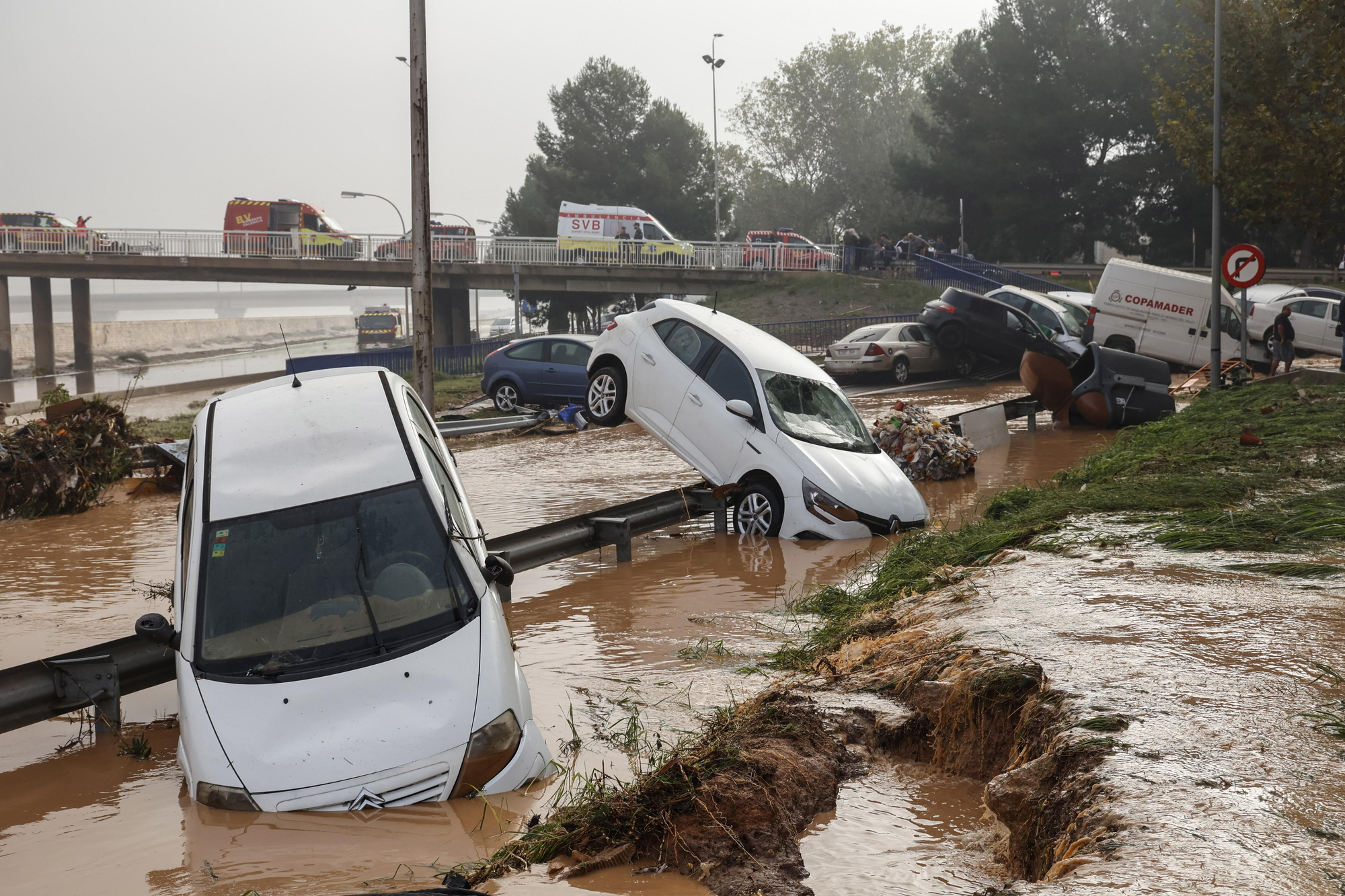 Vehículos en los alrededores de la V-30 tras el paso de la DANA y la subida del cauce del río Turia, a 30 de octubre de 2024, en Valencia, Comunidad Valenciana (España). La Comunitat Valenciana ha registrado la gota fría "más adversa" del siglo en la región. La Generalitat ha activado el procedimiento de múltiples víctimas por "prevención de lo que pueda venir", después de que el primer balance apunte a 51 víctimas mortales como consecuencia del temporal. En estos momentos, todavía hay personas esperando a ser rescatadas y puntos sin cobertura de telefonía y sin luz. 30 OCTUBRE 2024;DANA Rober Solsona / Europa Press 30/10/2024. Rober Solsona;