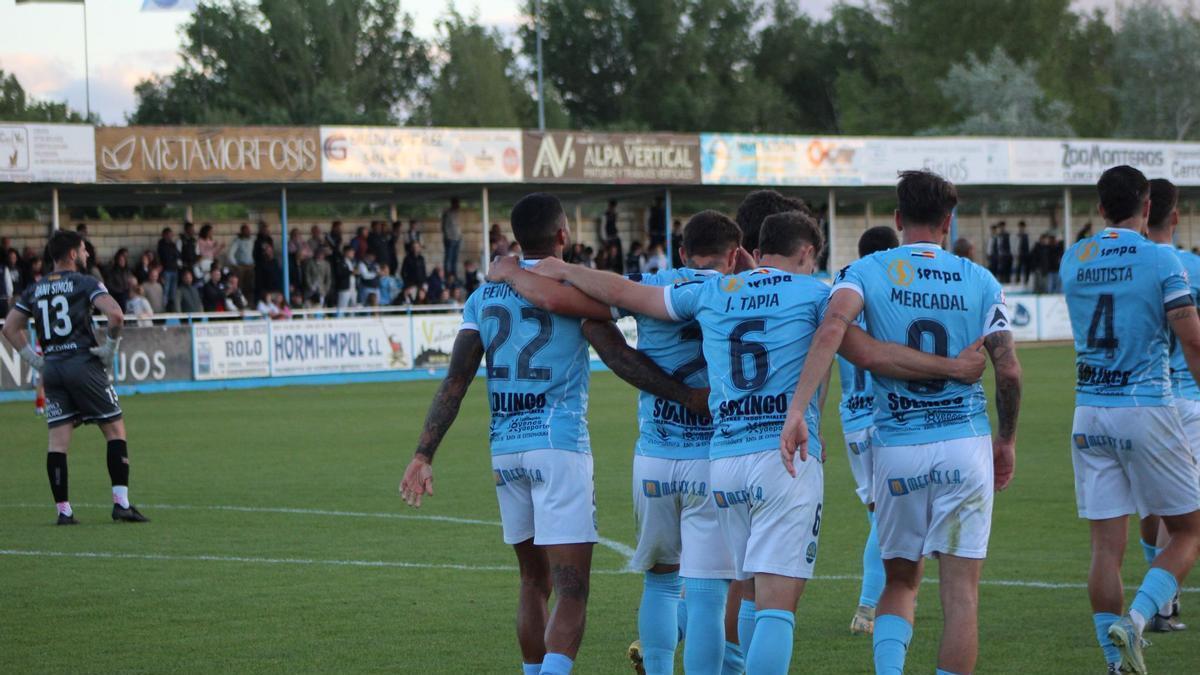 Los jugadores del Coria se abrazan tras un gol.