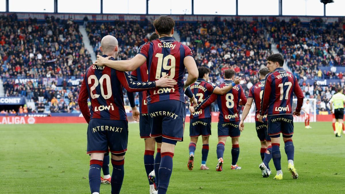 El equipo festeja el tanto de Espí contra el Girona.