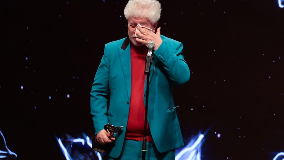 Pedro Almodóvar rompe a llorar en los Premios Feroz al recordar a su madre