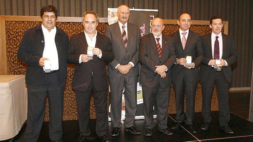 El president de la Cambra, Domènech Espadalé, i el conseller Josep Huguet, al centre, amb els guardonats.