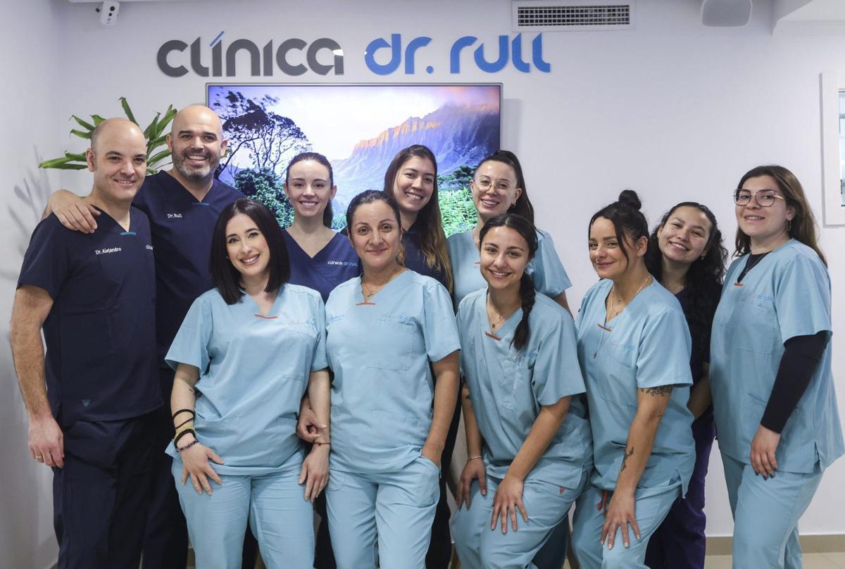 El director de la clínica, José Luis Rull, con parte de su equipo compuesto por especialistas en las distintas áreas de la salud bucodental. | FOTOS:  TONI ESCOBAR