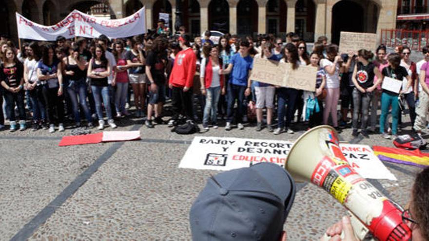 Más de un millar de personas &quot;en defensa de la escuela pública&quot;